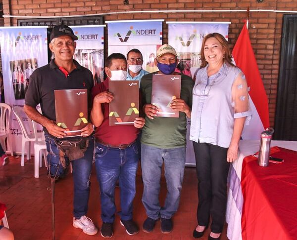 Regularizan ocupaciones de tierra más de 80 familias del Alto Paraná  - ABC en el Este - ABC Color