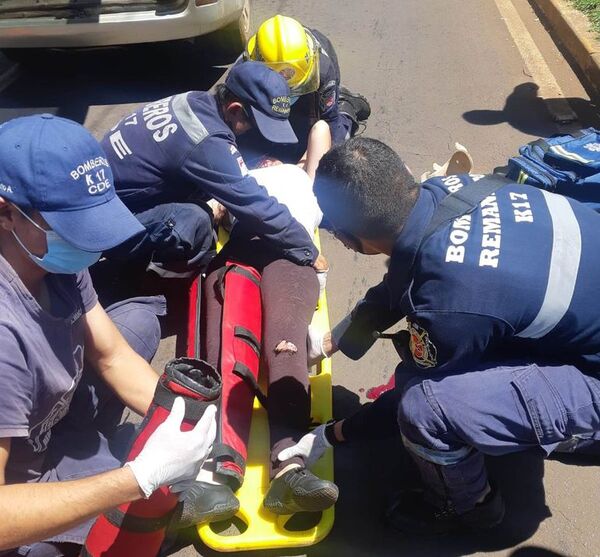 Dos lesionados tras choque de motocicleta a transeúnte - ABC en el Este - ABC Color