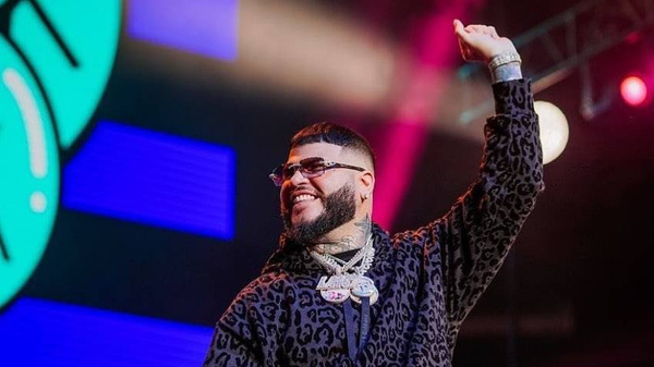 Crónica / (VIDEO). Farruko pidió perdón por letras de sus canciones y predicó en medio de su concierto