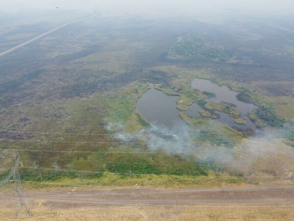 Combate sin tregua para sofocar los incendios en Ayolas - Nacionales - ABC Color