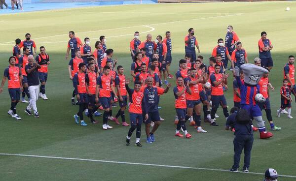 Crónica / Cerro abrió su entrenamiento tentando al hincha azulgrana para asociarse al club