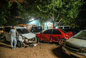 Chocó contra 7 vehículos en una playa de autos y se negó al alcotest - Nacionales - ABC Color