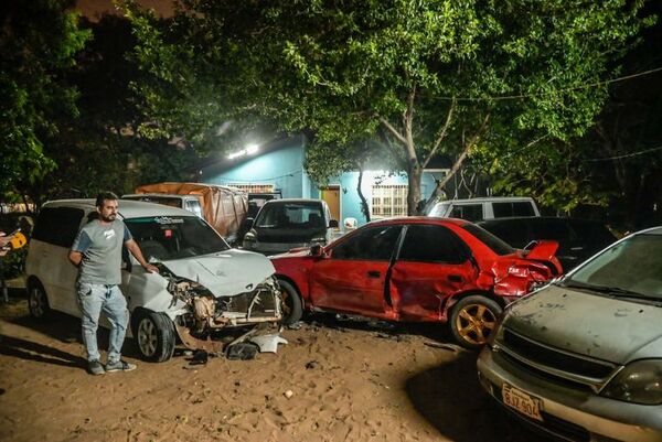 Chocó contra 7 vehículos en una playa de autos y se negó al alcotest - Nacionales - ABC Color