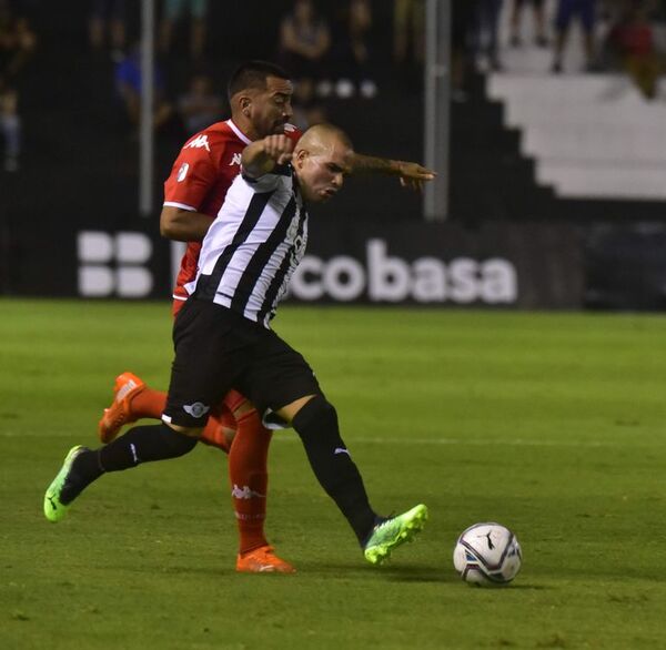 Libertad triunfa con lo justo - Fútbol - ABC Color