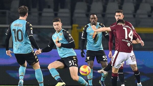 Torino de Antonio Sanabria cae ante el Venecia