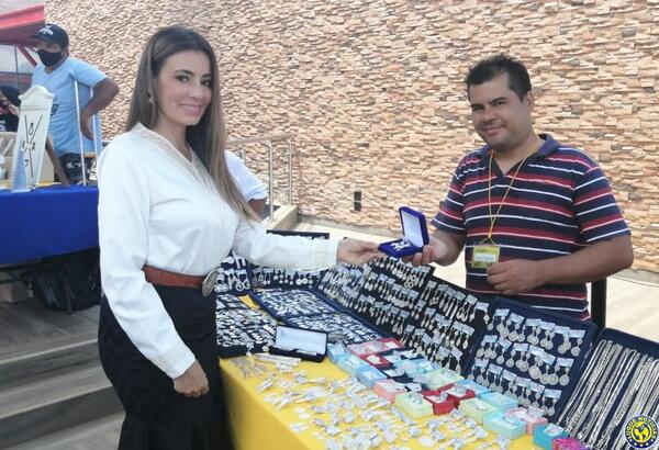 Invitan a enamorados a visitar feria de artesanos y lucirse por el Día de San Valentín •