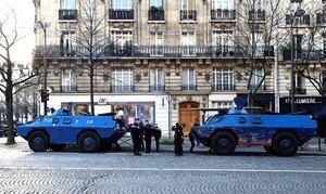 París blindada intenta impedir las protestas de antivacunas que se esparcen por el mundo - El Independiente