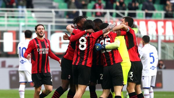Un solitario gol Leao hace líder al Milan
