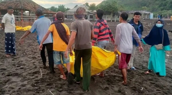 Al menos 10 personas mueren arrastradas por el mar durante rito de meditación