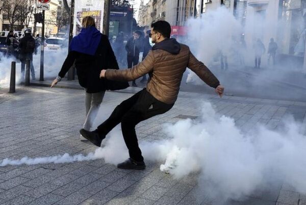 Policía dispersa protestas contra restricciones en París