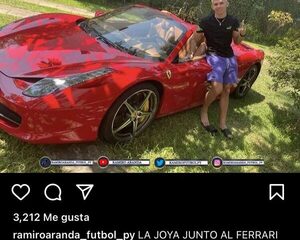 La joya liberteña posando con un autazo