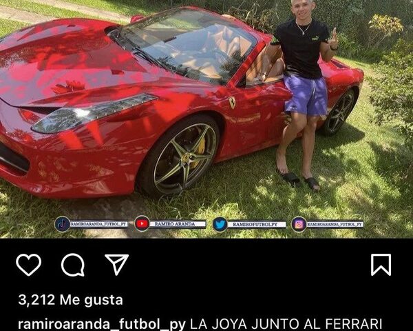 La joya liberteña posando con un autazo