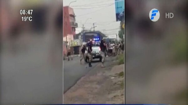Batalla campal entre hinchas y policías en Paraguarí | Noticias Paraguay