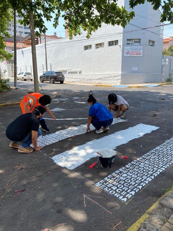 Vecinos realizan pintata de líneas peatonales en la calle Juan de Salazar - Nacionales - ABC Color