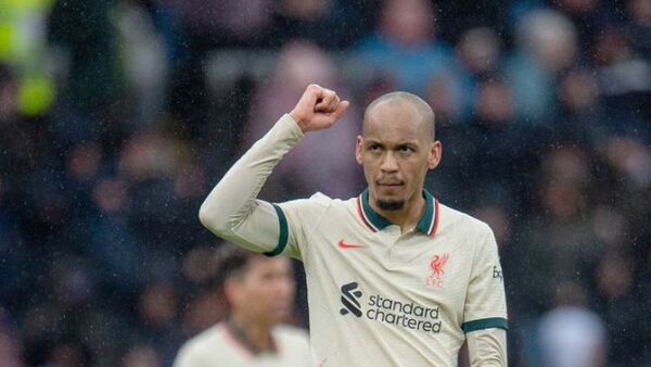 Liverpool gana y mantiene su esperanza