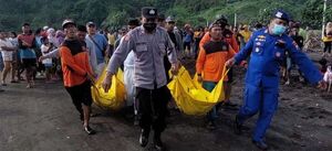 Al menos 10 personas mueren arrastradas por el mar durante rito de meditación en Indonesia