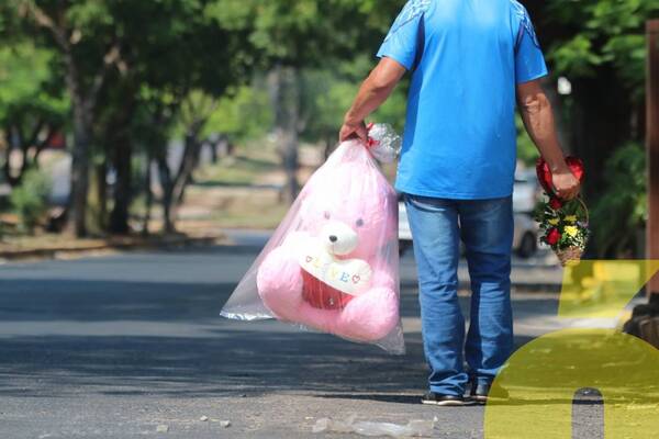 Crónica / [Galería] Regalos para tu amor'i: desde una rosa de G.10 mil hasta peluches gigantes de ¡G.400 mil!