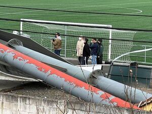 Un muerto tras caer una torre de luz sobre el campo de fútbol del Lenense