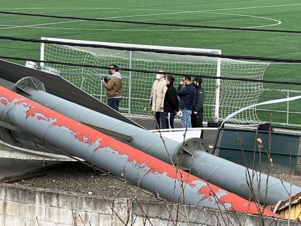 Un muerto tras caer una torre de luz sobre el campo de fútbol del Lenense