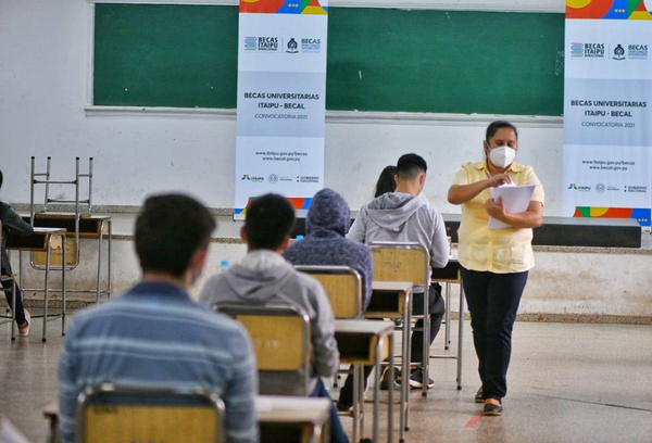 Más de 10.000 personas se postulan a las becas universitarias de Itaipú