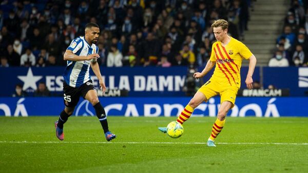 Barcelona y Espanyol igualan en un derbi de alto voltaje