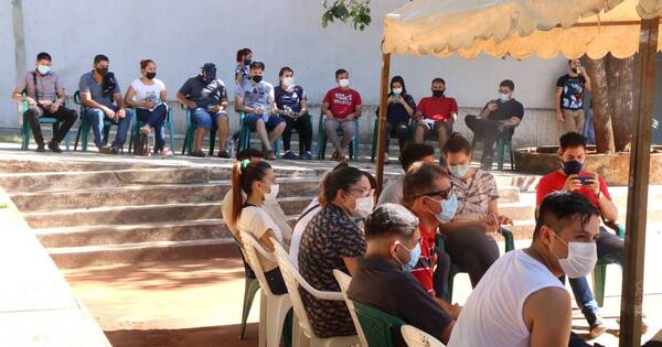 La Nación / COVID: esperanzadora baja de fallecidos y se estacionan los contagios