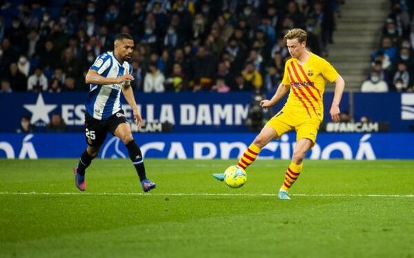 Barcelona y Espanyol igualan en un derbi de alto voltaje