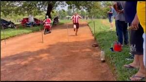 Crónica / [Video] Más veloz que un rayo le ganó a una moto carrera pe