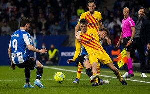 Barcelona evita la caída en el derbi catalán con un agónico tanto