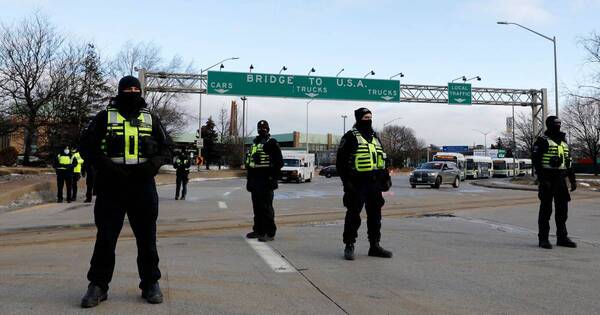 La Nación / Canadá despejó puente con EEUU bloqueado en rechazo a medidas anti-COVID