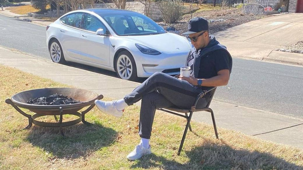 Crónica / Con unos 10 grados en Austin, ojepe'e Cecilio en la calle