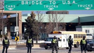 Canadá: desalojan puente Ambassador y gobierno podría sacar soldados a la calle