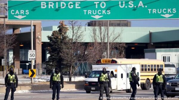 Canadá: desalojan puente Ambassador y gobierno podría sacar soldados a la calle