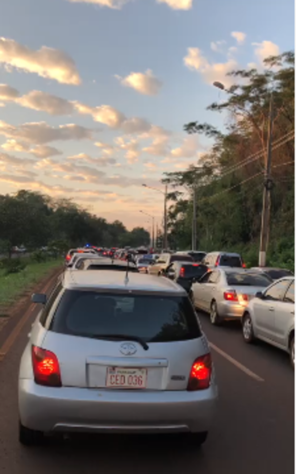 Bloquean ruta Py 07 en protesta de ex obreros de Itaipu