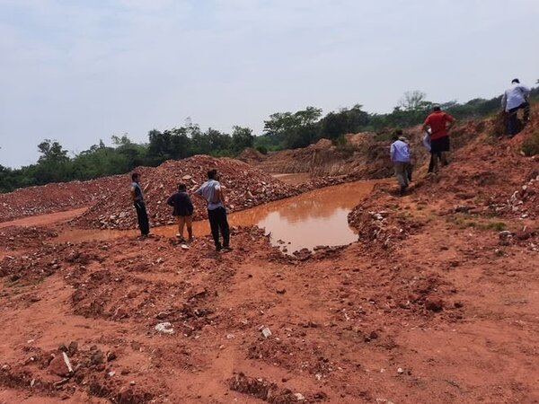 Gral. Aquino: Dos gemelos murieron ahogados tras caer a una cantera de ripio en la que había agua estancada