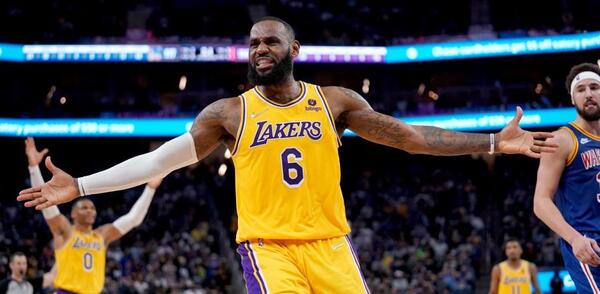 ¡LeBron James hace historia!