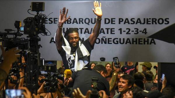 Crónica / Un día como hoy, llegaba Adebayor al fútbol paraguayo