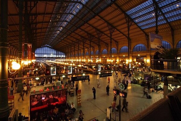 Tiros en la estación Gare du Nord de París: un hombre fue abatido por amenazar a policías con un cuchillo - El Trueno