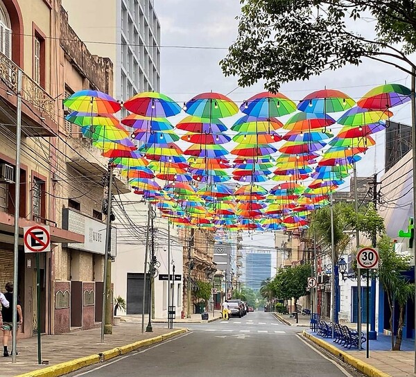 Repudio ciudadano contra depravados que contaminan el microcentro con enseña LGTB – La Mira Digital