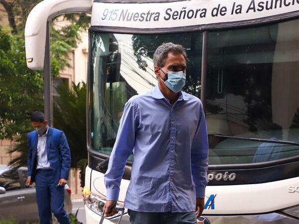 César Vallejo ya está en Asunción para la revancha contra Olimpia - Olimpia - ABC Color