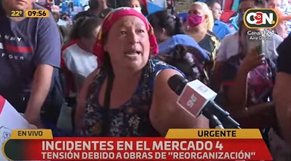 Tensión y protesta de comerciantes en el Mercado 4