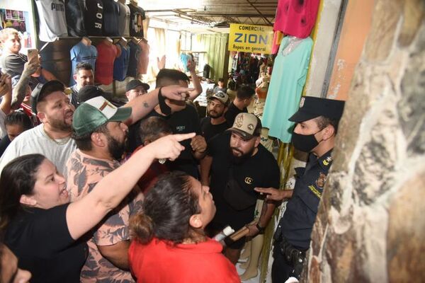 Incidentes en el Mercado 4 por intento de desalojo a permisionaria
