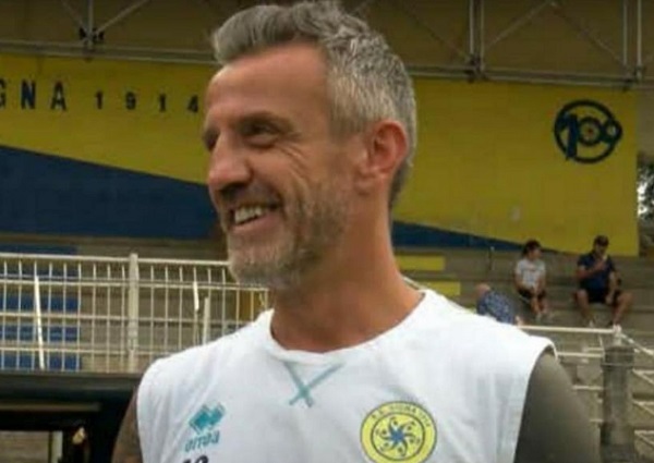 Futbolista vuelve a los 46 años tras suspensión por cocaína