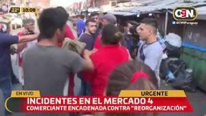 Crónica / [Video] A "golpes" se reorganizan en el Mercado 4