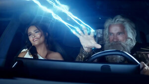 Arnold Schwarzenegger y Salma Hayek como Zeus y Hera enloquecen a la Red en su comercial para el Super Bowl