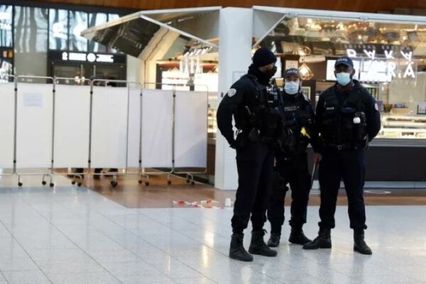 Tiros en una estación de trenes de París: un hombre amenazó con acuchillar a policías y fue abatido