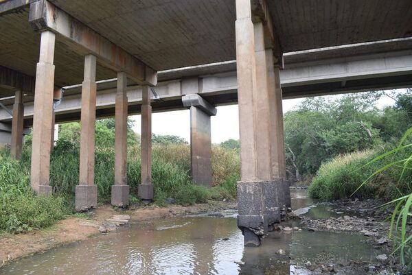 Piden al MOPC verificar pilares del puente Caañabé que están en deplorable estado - Nacionales - ABC Color