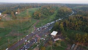 Protesta de exobreros de Itaipú genera inconvenientes a la gente - ABC en el Este - ABC Color