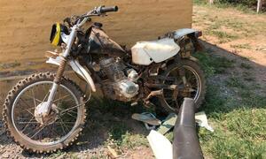 Policía abordo de una motocicleta atropelló a un hombre - Noticiero Paraguay