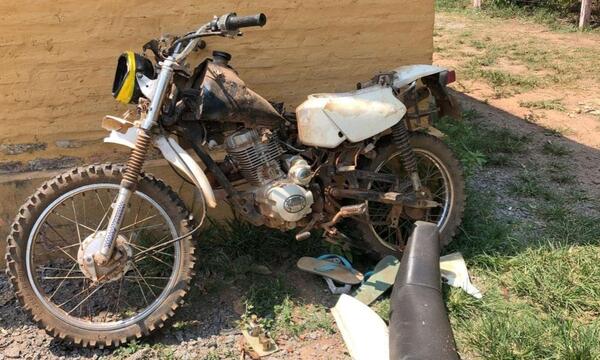 Policía abordo de una motocicleta atropelló a un hombre - Noticiero Paraguay